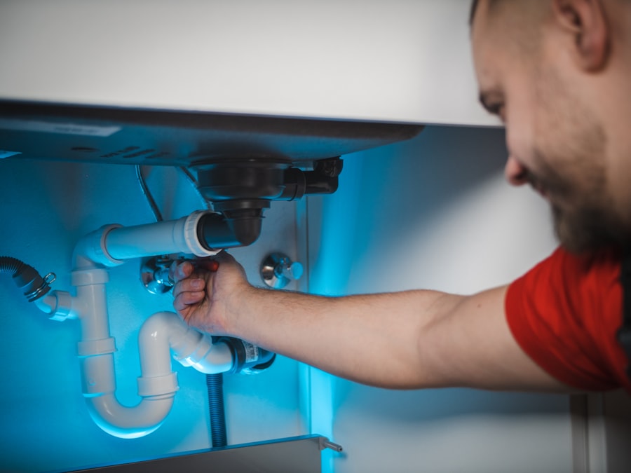 Instalatér při montáži úpravny vody